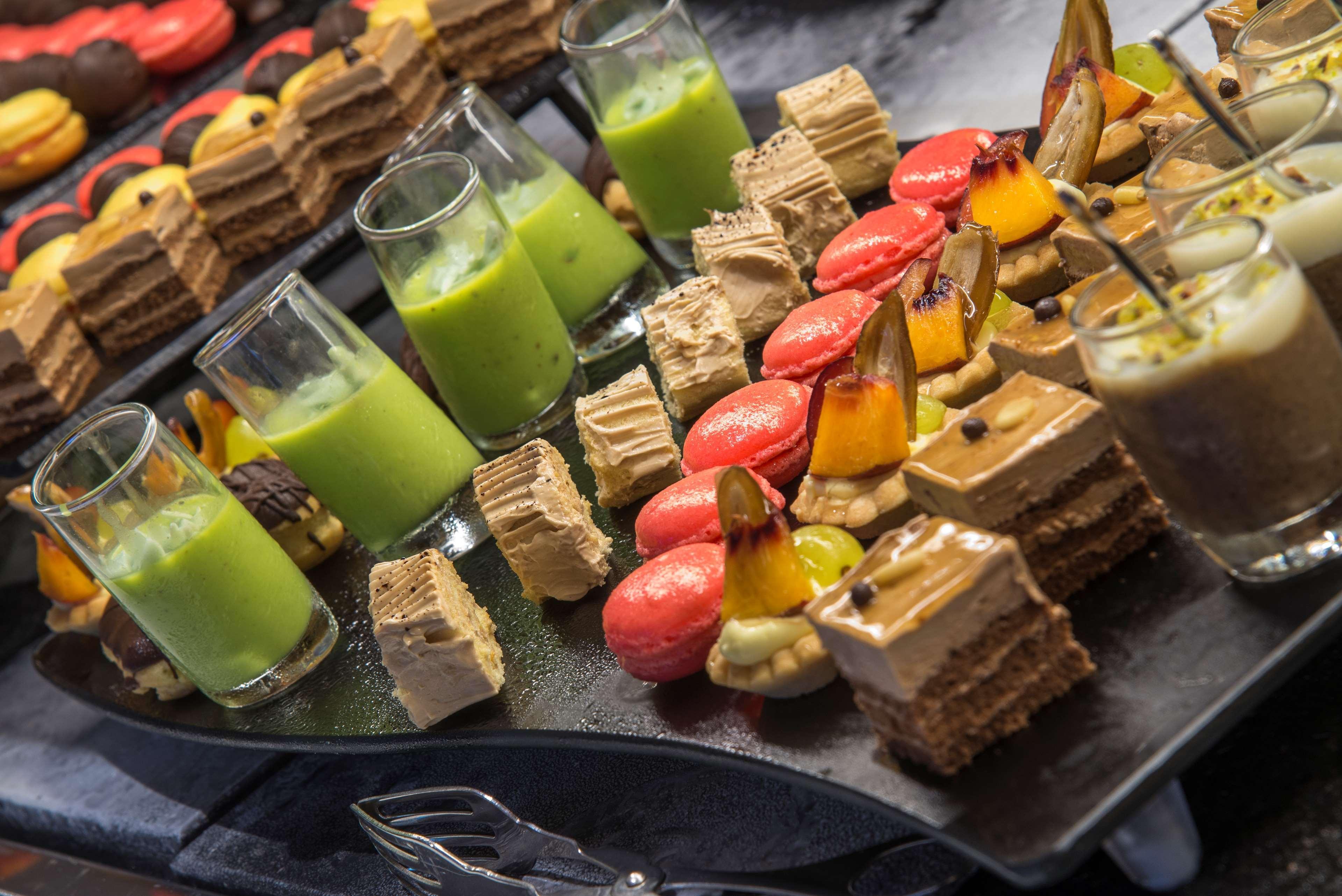 哈马迈特海水浴度假丽笙布鲁酒店 哈馬馬特 外观 照片 A selection of desserts