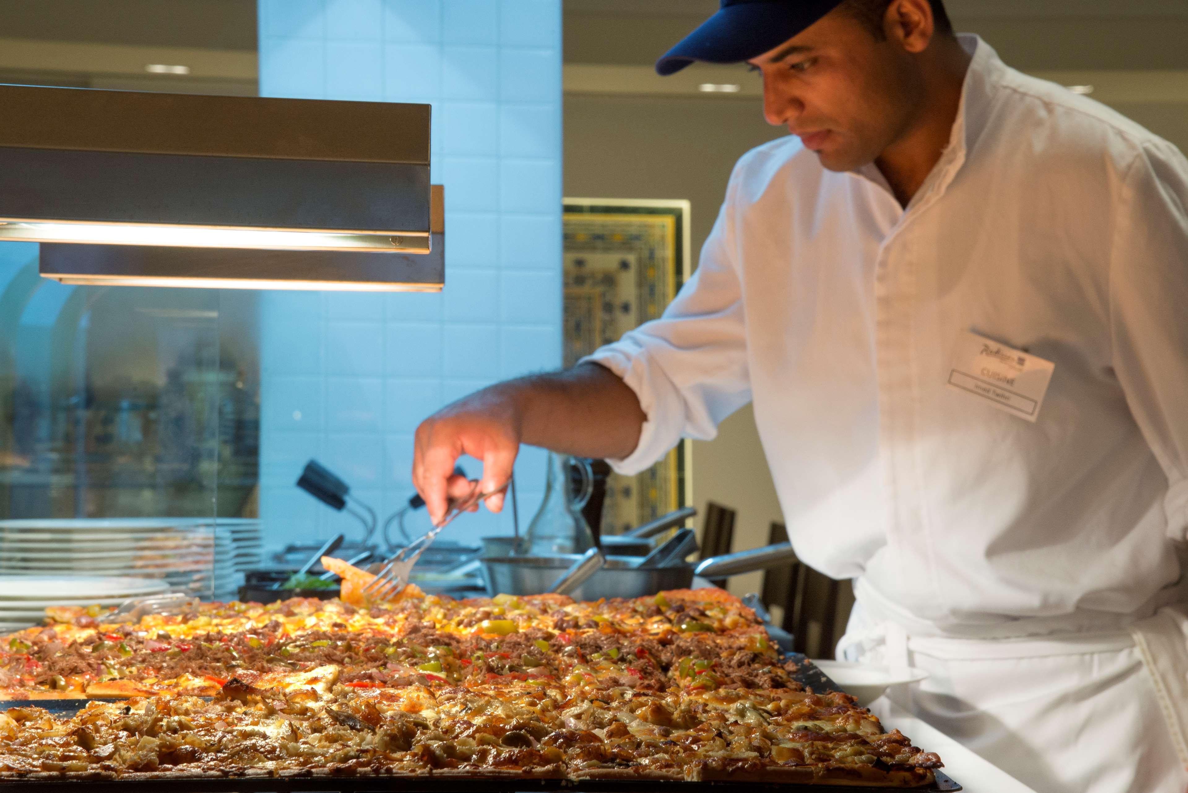 哈马迈特海水浴度假丽笙布鲁酒店 哈馬馬特 外观 照片 A chef preparing food at a buffet