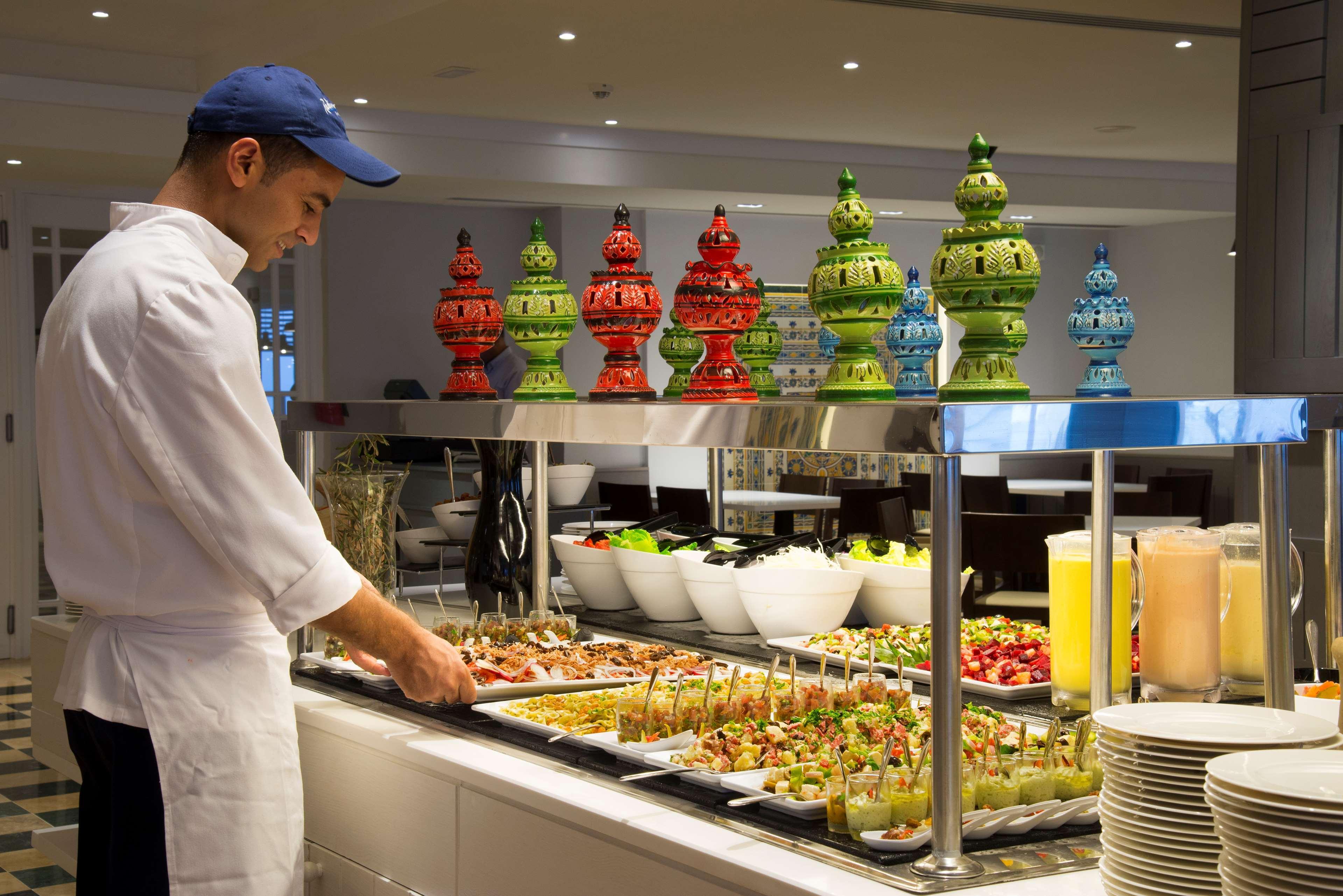 哈马迈特海水浴度假丽笙布鲁酒店 哈馬馬特 外观 照片 A buffet at a hotel